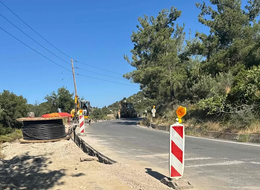 Οργανωμένο εργοτάξιο με πλήρη σήμανση και υλικά καλωδίωσης